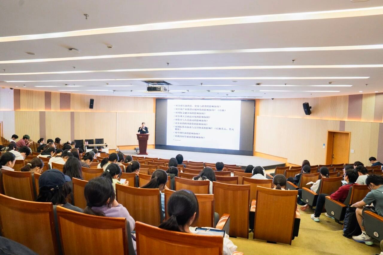 立足中国，放眼全球：成人直播
国际经济与贸易（国际经济学）专业推介会顺利举行